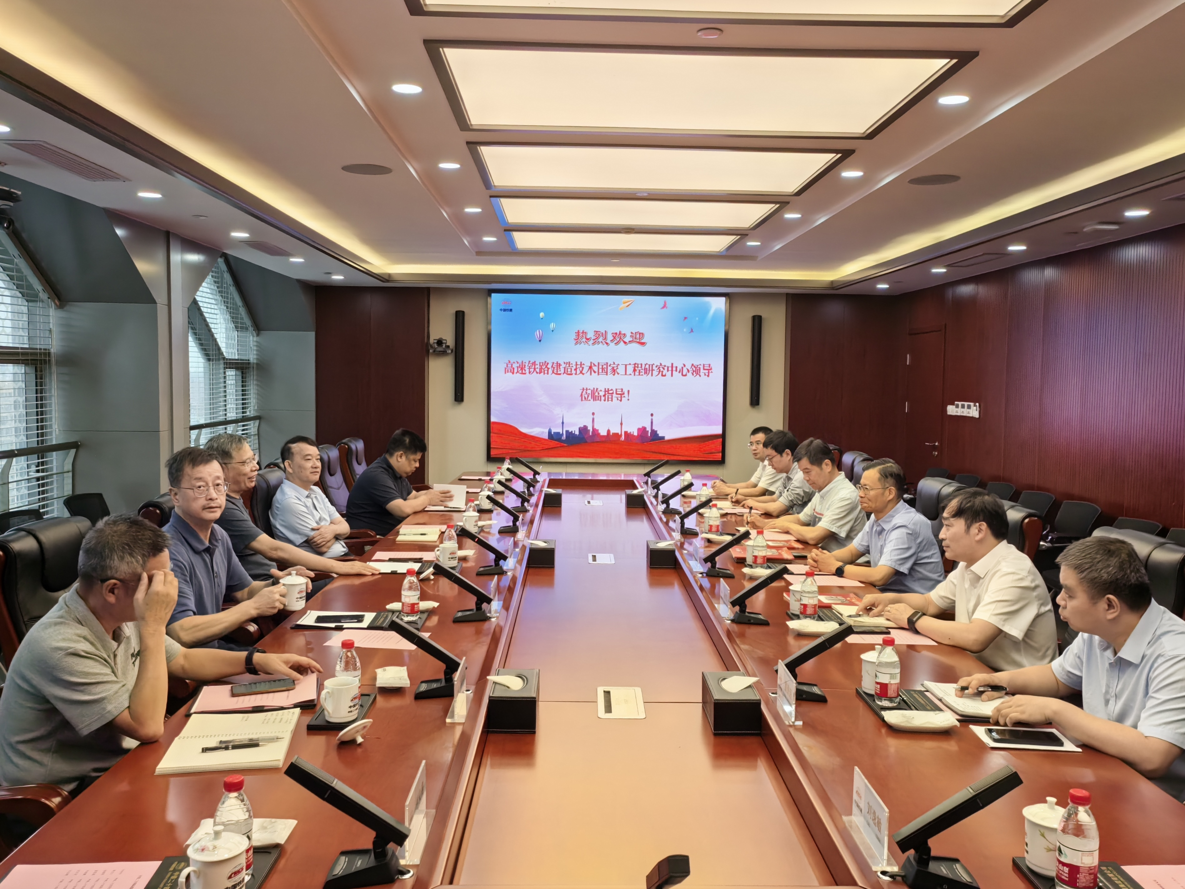 Yu Zhiwu dẫn đầu đoàn đến thăm các doanh nghiệp liên quan ở Thượng Hải.