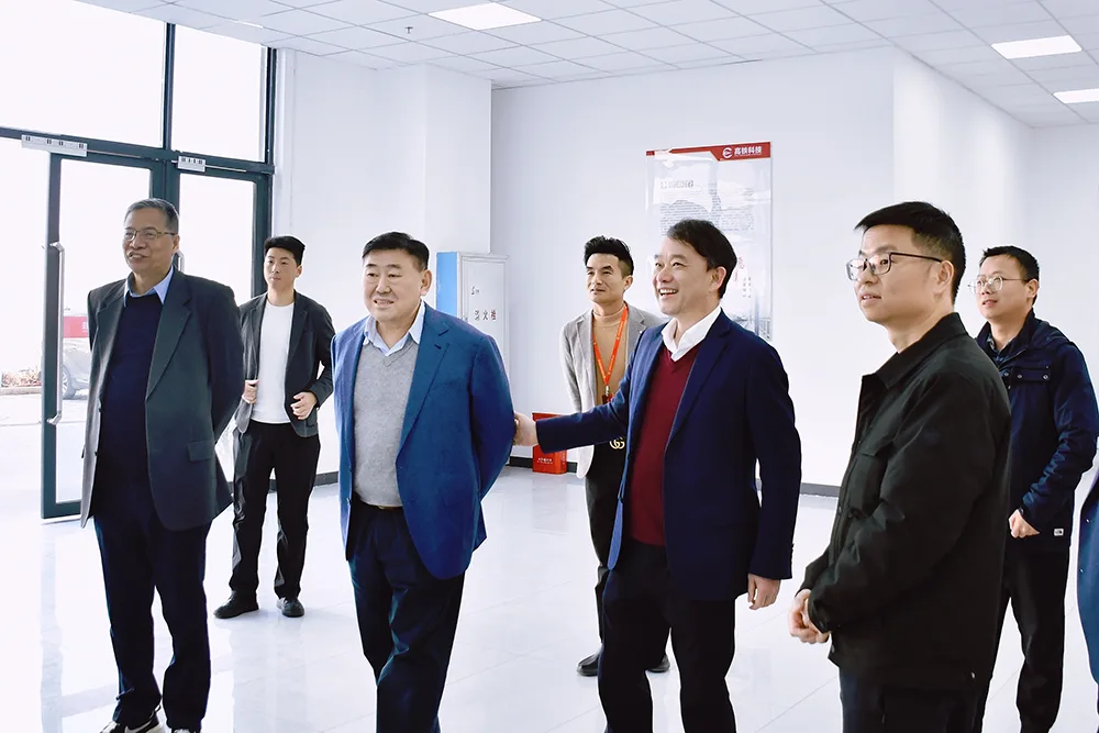 Viện sĩ Viện Kỹ thuật Trung Quốc Zhou Xuhong đến thăm và hướng dẫn công việc tại Công ty Cổ phần Công nghệ High-speed Train (Hunan)
