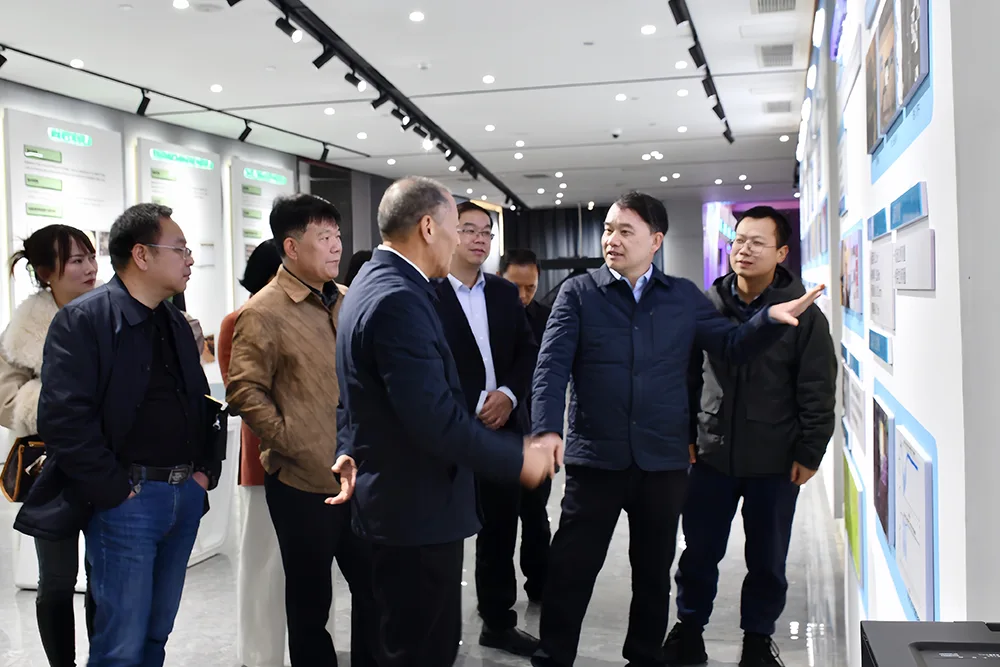 Các lãnh đạo từ Khu quản lý công nghệ quốc gia về Công nghệ Xây dựng Đường sắt Cao tốc, Hiệp hội Kiểm định và Kiểm nghiệm tỉnh, Công ty Jishan Gaoke đã đến thăm và chỉ đạo tại Công ty Công nghệ Tàu cao tốc.